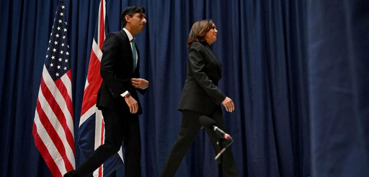 O primeiro-ministro da Grã-Bretanha, Rishi Sunak, e a vice-presidente dos EUA, Kamala Harris, deixam o palco enquanto se encontram na Conferência de Segurança de Munique (MSC), na Alemanha, em 18 de fevereiro de 2023