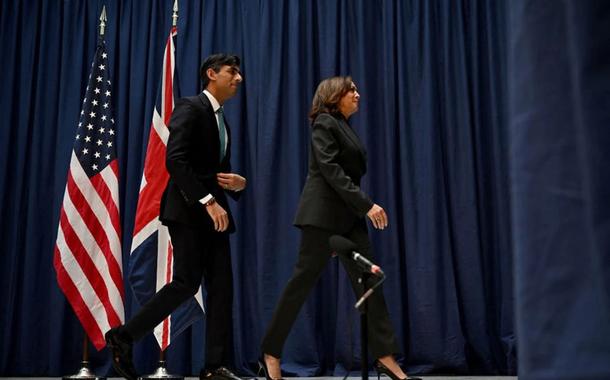O primeiro-ministro da Grã-Bretanha, Rishi Sunak, e a vice-presidente dos EUA, Kamala Harris, deixam o palco enquanto se encontram na Conferência de Segurança de Munique (MSC), na Alemanha, em 18 de fevereiro de 2023