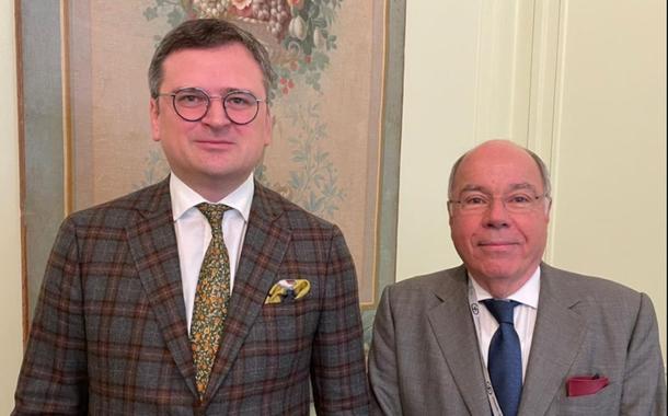 Dmytro Kuleba e Mauro Vieira à margem da Conferência de Segurança de Munique