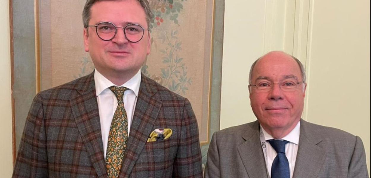 Dmytro Kuleba e Mauro Vieira à margem da Conferência de Segurança de Munique