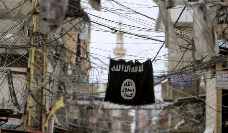 Uma bandeira do Estado Islâmico pendurada em meio a fios elétricos sobre uma rua no campo de refugiados palestinos de Ain al-Hilweh, perto da cidade portuária de Sidon, sul do Líbano, 19 de janeiro de 2016 (Foto: REUTERS/Ali Hashisho) Uma bandeira do Estado Islâmico pendurada em meio a fios elétricos sobre uma rua no campo de refugiados palestinos de Ain al-Hilweh, perto da cidade portuária de Sidon, sul do Líbano, 19 de janeiro de 2016