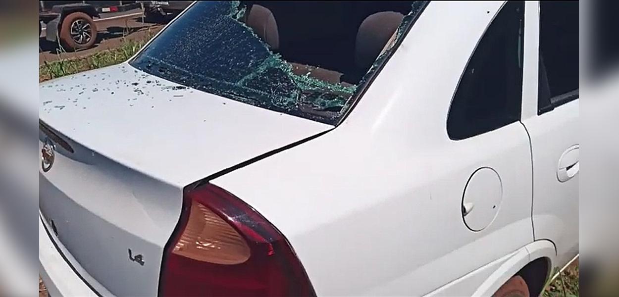 Durante o ataque, os carros das famílias das ocupações foram atingidos por disparos (Foto: Divulgação/FNL) Durante o ataque, os carros das famílias das ocupações foram atingidos por disparos