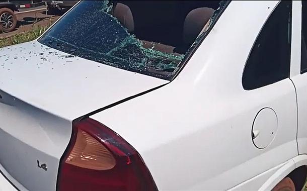 Durante o ataque, os carros das famílias das ocupações foram atingidos por disparos