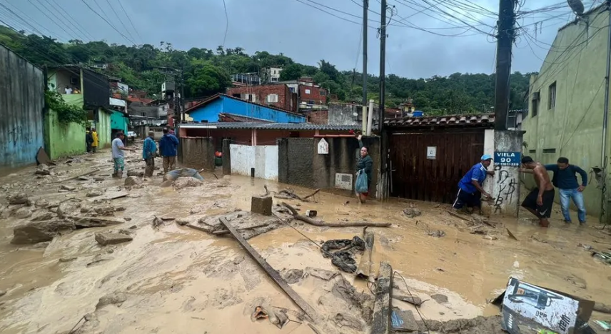 Cidade de São Sebastião em meio ao pior temporal da história