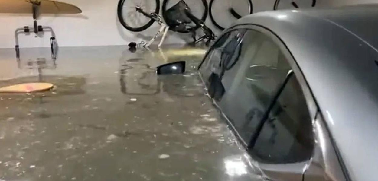 Garagem de um condomínio em Bertioga, litoral sul do estado de São Paulo