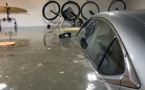 Garagem de um condomínio em Bertioga, litoral sul do estado de São Paulo