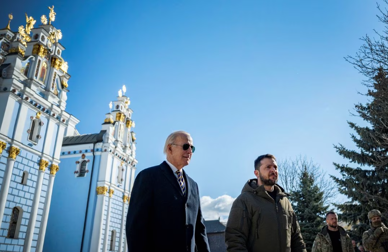 O presidente da Ucrânia, Volodymyr Zelensky, e o presidente dos Estados Unidos, Joe Biden, caminham em frente à catedral de São Miguel, em meio ao ataque da Rússia à Ucrânia, em Kiev, Ucrânia, 20 de fevereiro de 2023