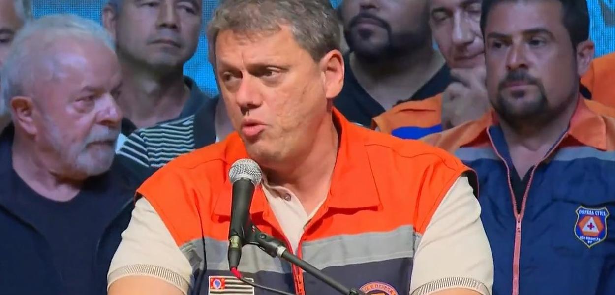 Tarcísio de Freitas (falando no microfone) (Foto: Reprodução) Tarcísio de Freitas (falando no microfone)