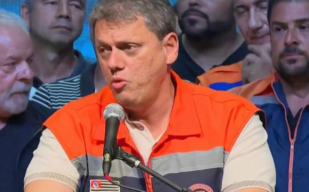 Tarcísio de Freitas (falando no microfone)
