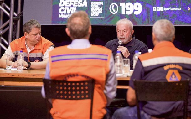 Tarcísio de Freitas (à esq., de relógio preto) e Luiz Inácio Lula da Silva (com microfone)