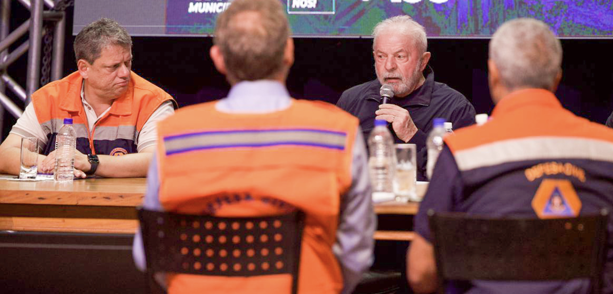 Tarcísio de Freitas (à esq., de relógio preto) e Luiz Inácio Lula da Silva (com microfone) (Foto: Divulgação / Governo de São Paulo) Tarcísio de Freitas (à esq., de relógio preto) e Luiz Inácio Lula da Silva (com microfone)