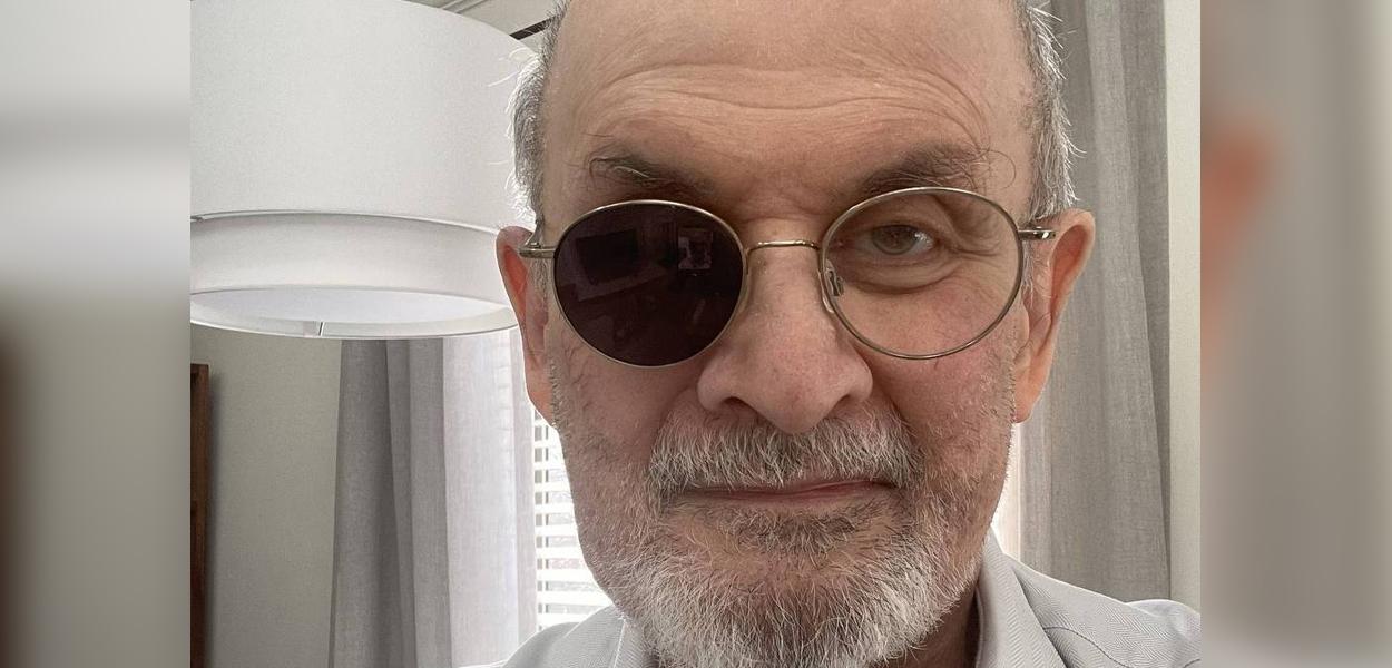 O escritor Salman Rushdie após atentado que lhe tirou a visão do olho direito, em foto postada no Twitter em 7/2/2023