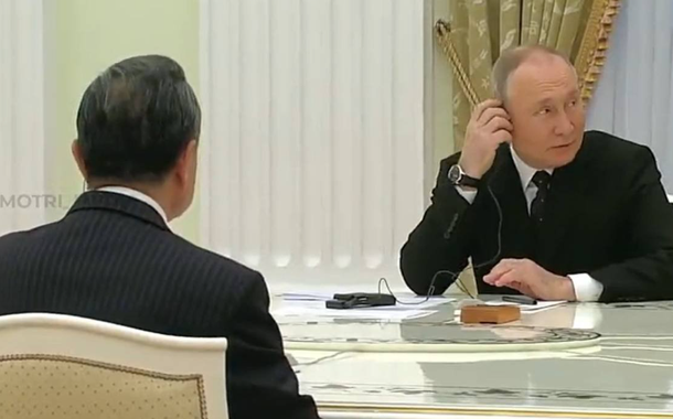 Wang Yi e Vladimir Putin durante reunião