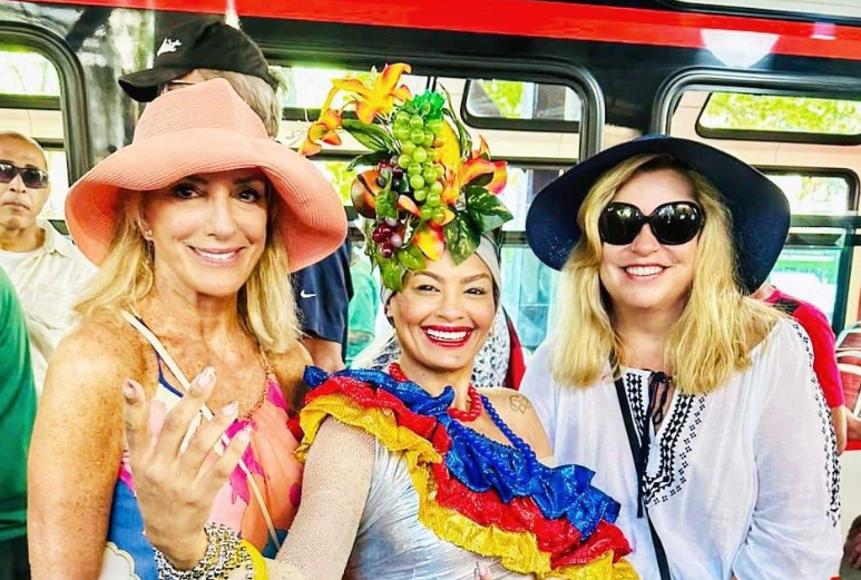 Elizabeth Bagley no carnaval do Rio ao lado de uma foliã fantasiada de Carmen Miranda e uma amiga