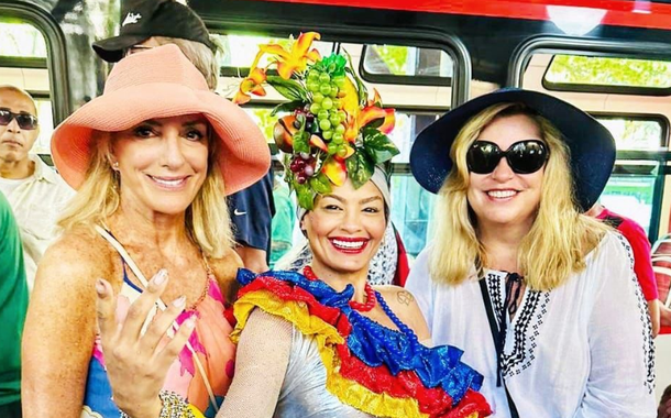 Elizabeth Bagley no carnaval do Rio ao lado de uma foliã fantasiada de Carmen Miranda e uma amiga