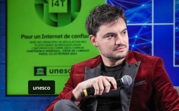 Youtuber Felipe Neto durante apresentação na Conferência da Unesco Internet for Trust, em Paris, na quarta-feira (22)