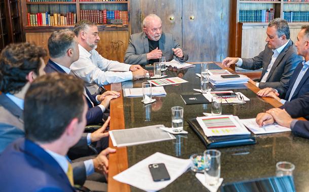 Presidente da República, Luiz Inácio Lula da Silva, durante reunião com Ministro da Casa Civil, Rui Costa, Ministro dos Transportes, Renan Filho, Ministro da Integração e do Desenvolvimento Regional, Waldez Góes, Ministro das Cidades, Jader Filho, Ministro da Secretaria de Relações Institucionais, Alexandre Padilha, Ministro da Secretaria de Comunicação Social, Paulo Pimenta, e o Secretário-Executivo do Ministério da Fazenda, Gabriel Galípolo. Palácio da Alvorada, Brasília - DF.