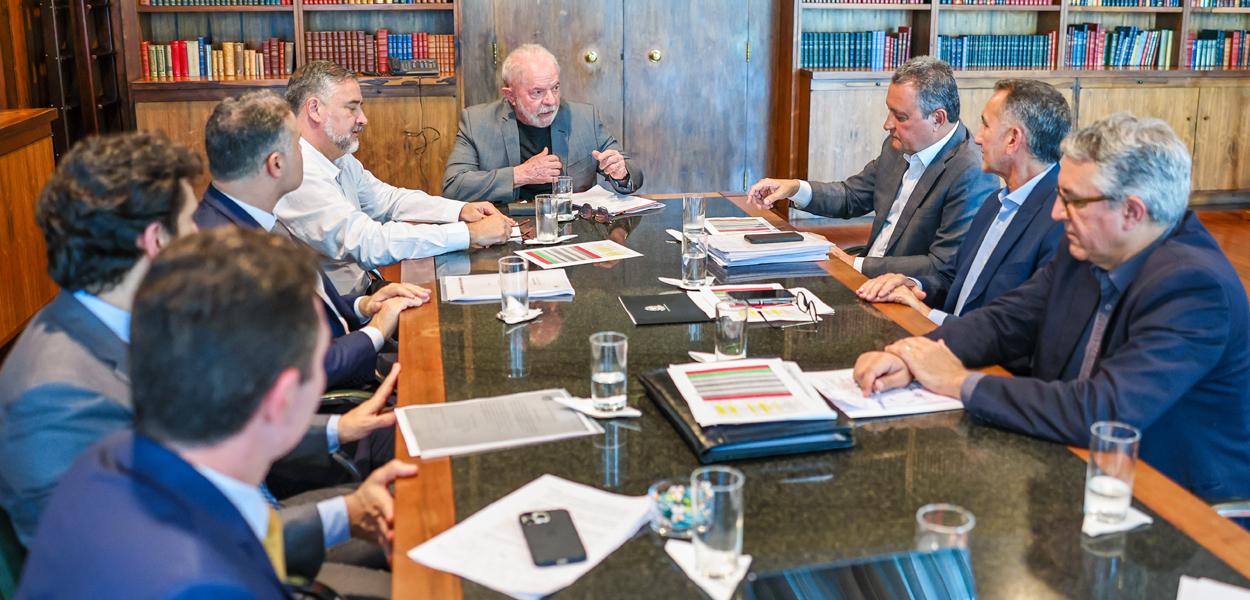 Presidente da República, Luiz Inácio Lula da Silva, durante reunião com Ministro da Casa Civil, Rui Costa, Ministro dos Transportes, Renan Filho, Ministro da Integração e do Desenvolvimento Regional, Waldez Góes, Ministro das Cidades, Jader Filho, Ministro da Secretaria de Relações Institucionais, Alexandre Padilha, Ministro da Secretaria de Comunicação Social, Paulo Pimenta, e o Secretário-Executivo do Ministério da Fazenda, Gabriel Galípolo. Palácio da Alvorada, Brasília - DF. (Foto: Ricardo Stuckert/PR) Presidente da República, Luiz Inácio Lula da Silva, durante reunião com Ministro da Casa Civil, Rui Costa, Ministro dos Transportes, Renan Filho, Ministro da Integração e do Desenvolvimento Regional, Waldez Góes, Ministro das Cidades, Jader Filho, Ministro da Secretaria de Relações Institucionais, Alexandre Padilha, Ministro da Secretaria de Comunicação Social, Paulo Pimenta, e o Secretário-Executivo do Ministério da Fazenda, Gabriel Galípolo. Palácio da Alvorada, Brasília - DF.