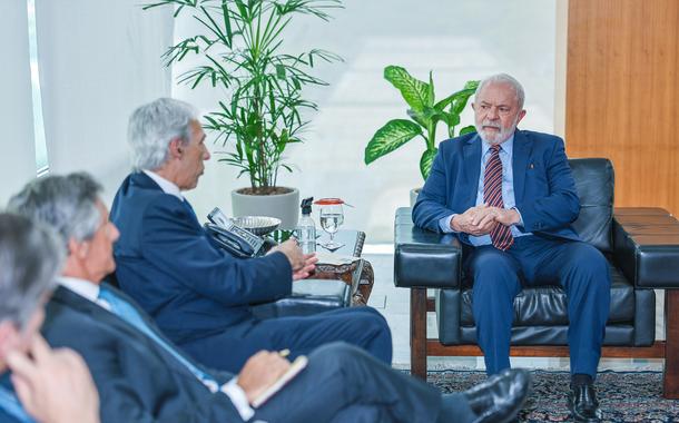 Presidente Luiz Inácio Lula da Silva durante encontro com o chanceler de Portugal, João Gomes Cravinho