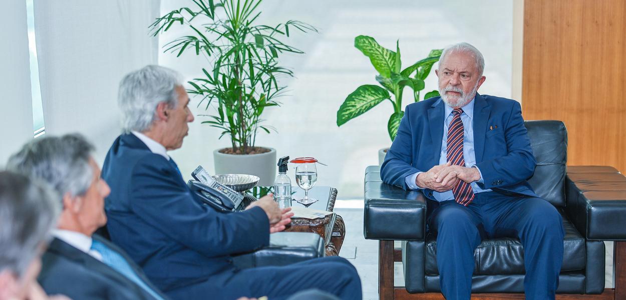 Presidente Luiz Inácio Lula da Silva durante encontro com o chanceler de Portugal, João Gomes Cravinho