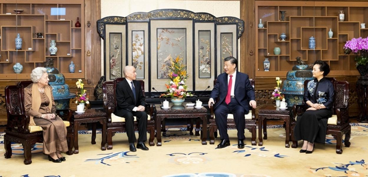 (230224) -- BEIJING, Feb. 24, 2023 (Xinhua) -- Chinese President Xi Jinping and his wife Peng Liyuan have a cordial meeting with Cambodian King Norodom Sihamoni and Queen Mother Norodom Monineath Sihanouk at the Diaoyutai State Guesthouse in Beijing, capital of China, Feb. 24, 2023. (Xinhua/Huang Jingwen)