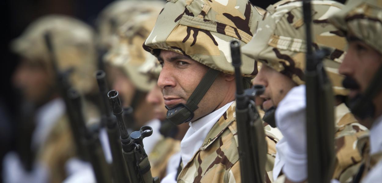 Soldados iranianos em Teerã
18/04/2010
REUTERS/Morteza Nikoubazl