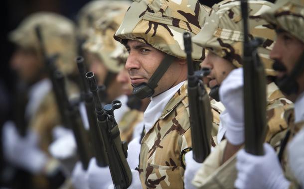 Soldados iranianos em Teerã
18/04/2010
REUTERS/Morteza Nikoubazl