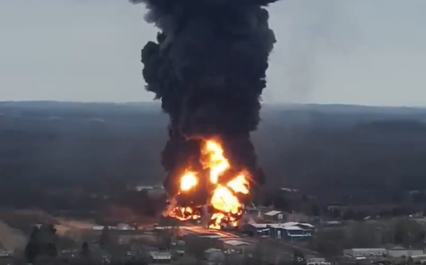 Descarrilamento de trem que transportava produtos químicos perigosos em Ohio, nos EUA