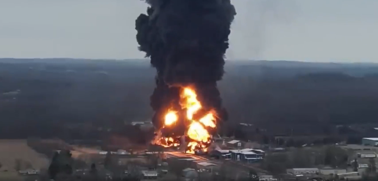 Descarrilamento de trem que transportava produtos químicos perigosos em Ohio, nos EUA