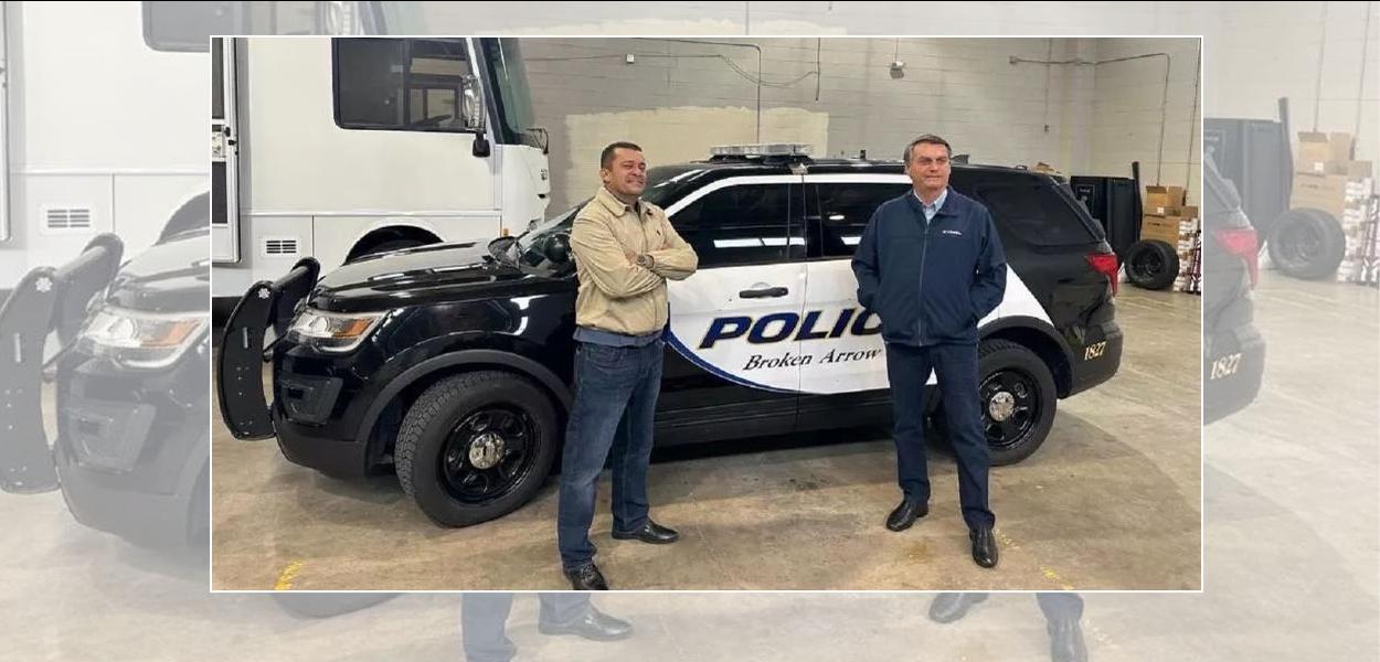 Bolsonaro com o assessor Max Guilherme no departamento de polícia de Oklahoma