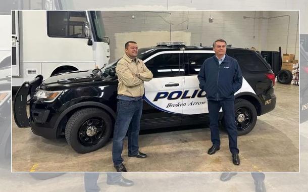 Bolsonaro com o assessor Max Guilherme no departamento de polícia de Oklahoma