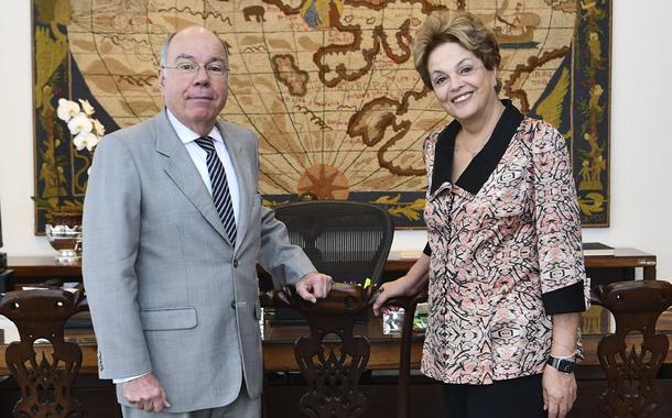 Chanceler Mauro Vieira ao lado da ex-presidente Dilma Rousseff