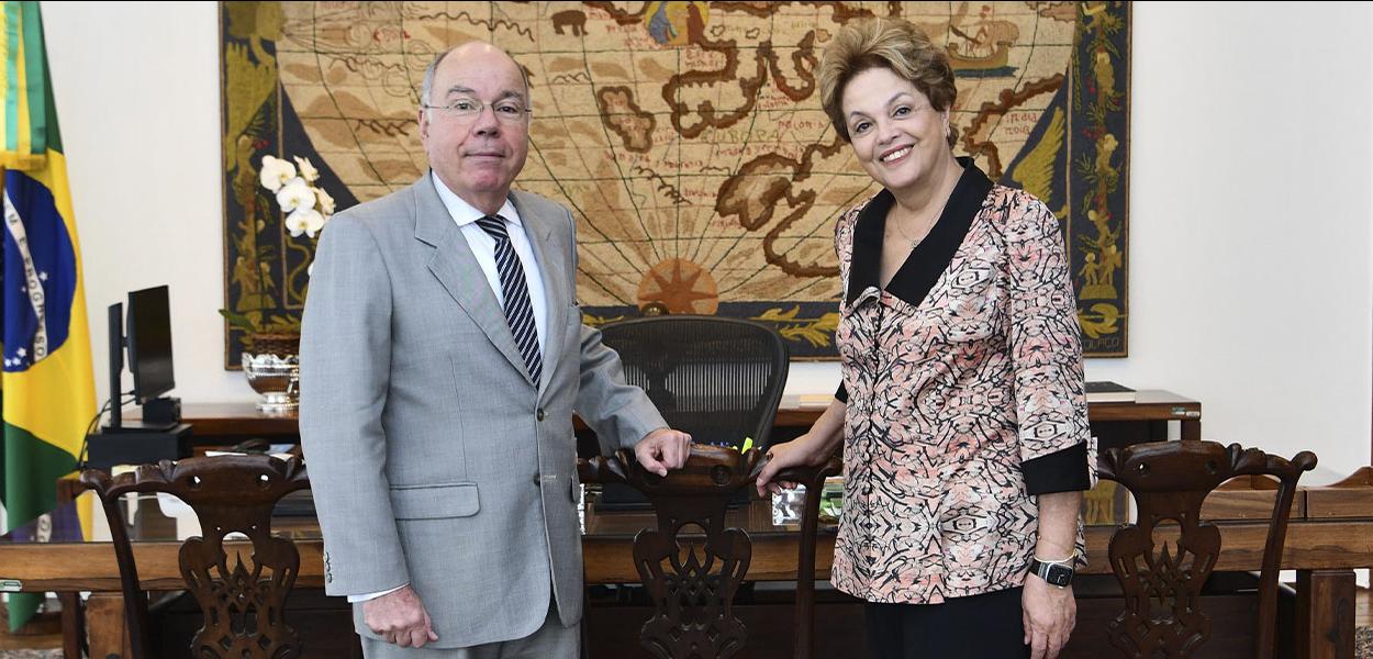 Chanceler Mauro Vieira ao lado da ex-presidente Dilma Rousseff