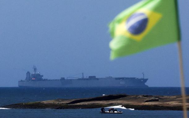 Navio militar iraniano Iris Makran navega no litoral do Rio de Janeiro