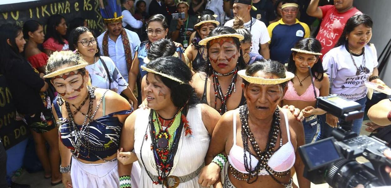 Joenia Wapichana com lideranças indígenas no Vale do Javari