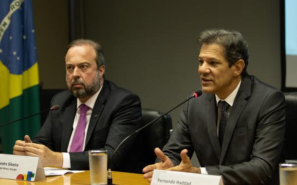 Ministros das Minas e Energia, Alexandre Silveira e da Fazenda, Fernando Haddad, durante coletiva sobre reonaração de combustíveis