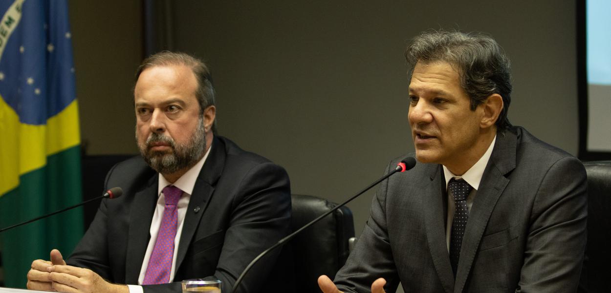 Ministros das Minas e Energia, Alexandre Silveira e da Fazenda, Fernando Haddad, durante coletiva sobre reonaração de combustíveis