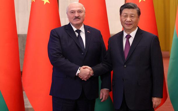 Alexander Lukashenko Xi Jinping se cumprimentam durante encontro em Pequim 01/03/2023