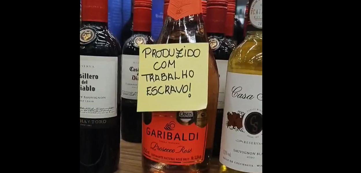 Protesto contra vinícola gaúcha por uso de trabalho escravo