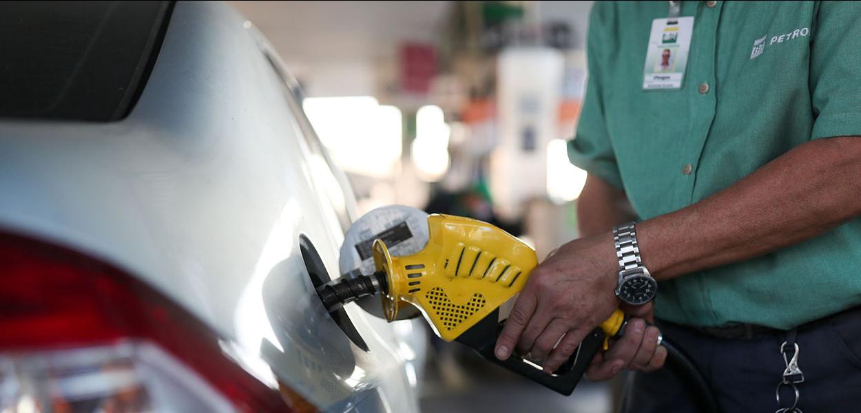 Frentista abastece veículo com gasolina