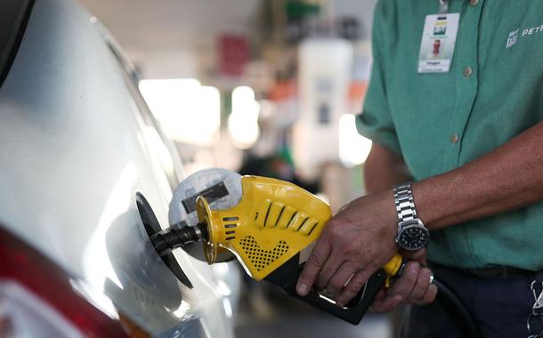 Frentista abastece veículo com gasolina