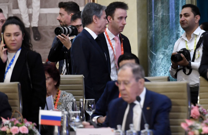 O secretário de Estado dos EUA, Antony Blinken, passa pelo ministro das Relações Exteriores da Rússia, Sergei Lavrov, durante a reunião dos ministros das Relações Exteriores do G20 em Nova Delhi, 2 de março de 2023