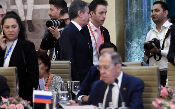 O secretário de Estado dos EUA, Antony Blinken, passa pelo ministro das Relações Exteriores da Rússia, Sergei Lavrov, durante a reunião dos ministros das Relações Exteriores do G20 em Nova Delhi, 2 de março de 2023