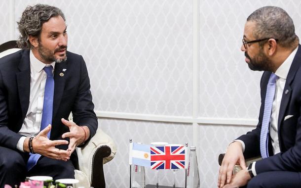 Santiago Cafiero e James Cleverly às margens da reunião de chanceleres do G20, em Nova Delhi, Índia