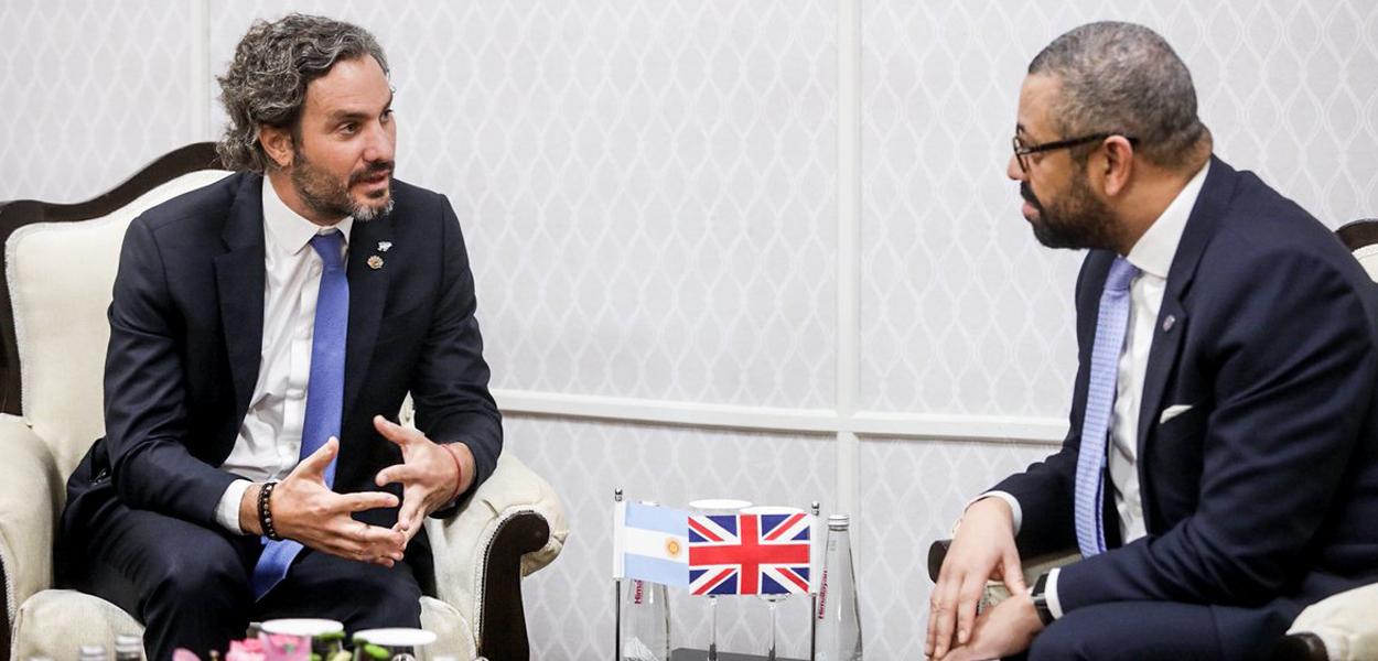 Santiago Cafiero e James Cleverly às margens da reunião de chanceleres do G20, em Nova Delhi, Índia