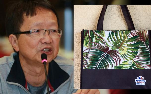 Presidente da Fenae, Sérgio Takemoto, e ecobag