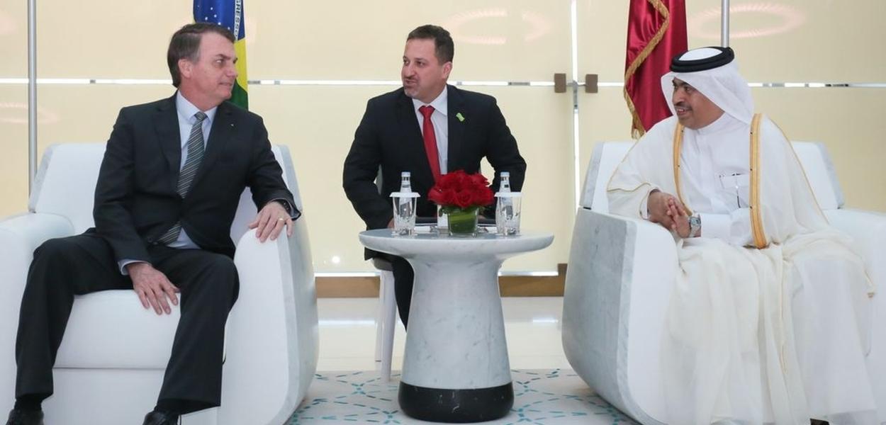 Jair Bolsonaro com Presidente da Qatar Airways, Akbar Al Baker, em viagem em 2019