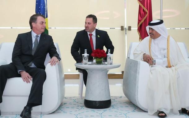 Jair Bolsonaro com Presidente da Qatar Airways, Akbar Al Baker, em viagem em 2019