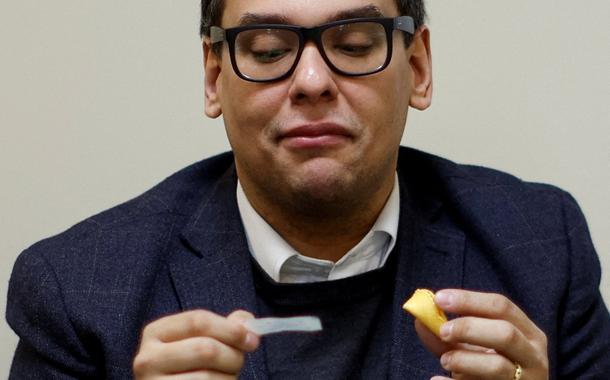 Deputado George Santos lê biscoito da sorte, em Nova York, EUA
22/01/2023
REUTERS/Jonathan Ernst