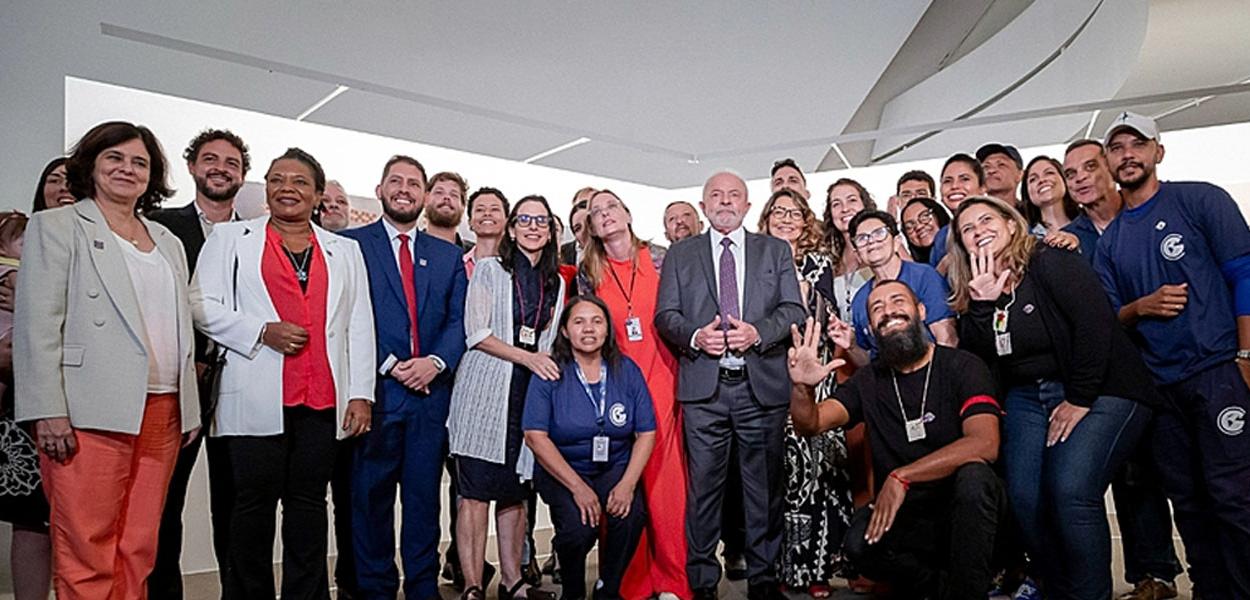 Equipe de trabalhadores junto ao Presidente Lula e Janja, dos curadores Marcio Tavares e Lilia Schwarcz, da diretora do MrN Sara Seilert e das Ministras Margareth e Nísia Trindade